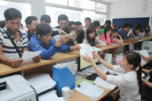 Thí sinh nộp hồ sơ đăng ký dự thi liên thông vào Trường ĐH Công nghiệp TP.HCM năm 2012 - Ảnh: Đào Ngọc Thạch