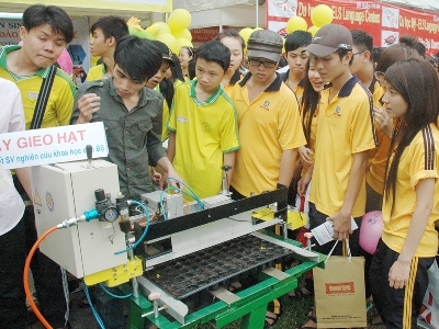 Điều kiện dự thi và đối tượng ưu tiên, khung điểm ưu tiên 2012 (trích Quy chế TS CĐ, ĐH hệ chính quy) Điều kiện dự thi và đối tượng ưu tiên, khung điểm ưu tiên 2012 (trích Quy chế TS CĐ, ĐH hệ chính quy)