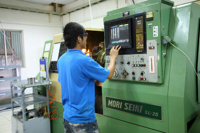 Nhập dòng mã lệnh vào máy CNC