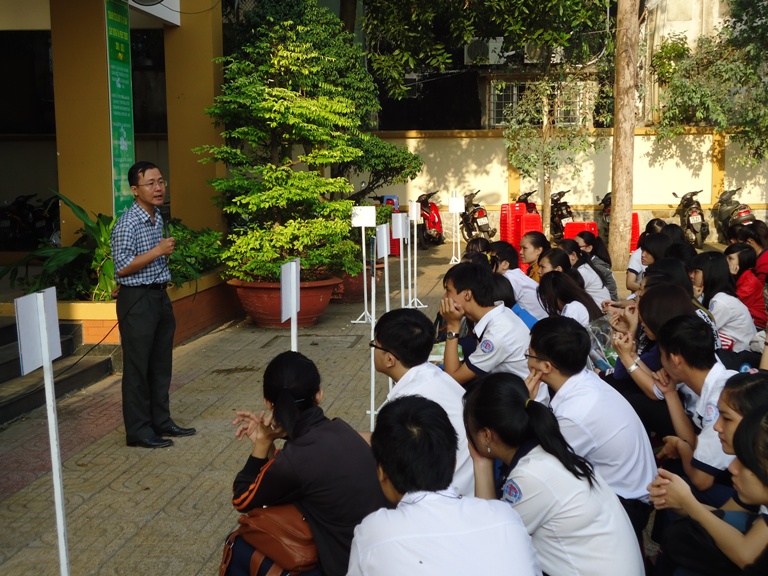 Tư vấn tại sân trường cho các em học sinh