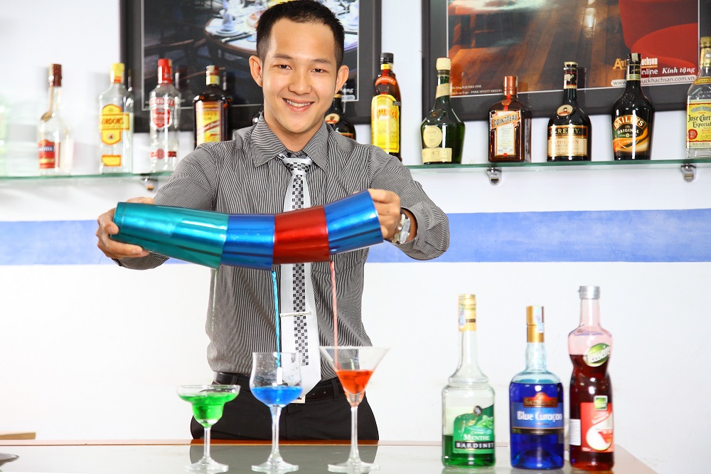 Giờ thực hành pha chế rượu 