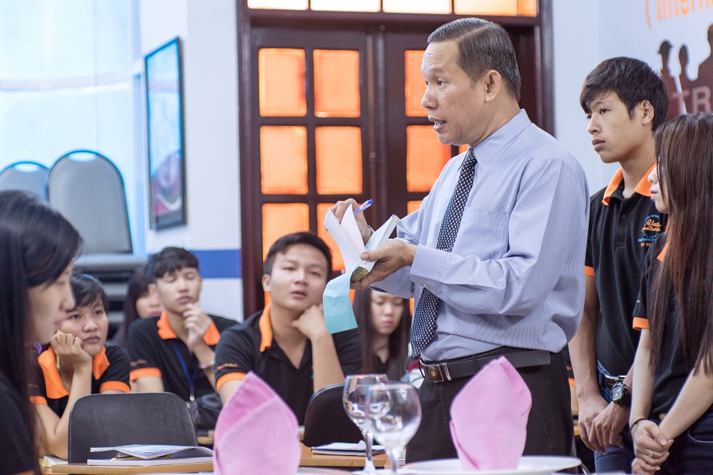 Giờ thực hành phục vụ bàn 