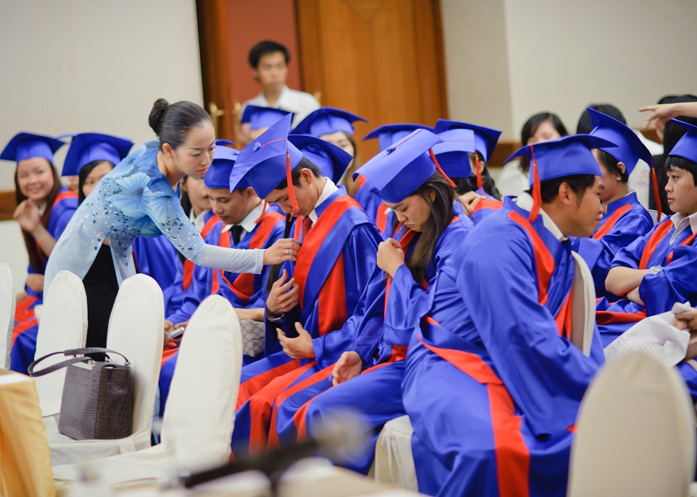 Sinh viên hệ trung cấp chính quy 2 năm ngành Quản trị khách sạn nhà hàng trong ngày lễ tốt nghiệp