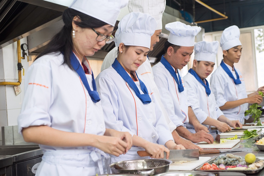 Giờ thực hành lớp học nấu ăn 