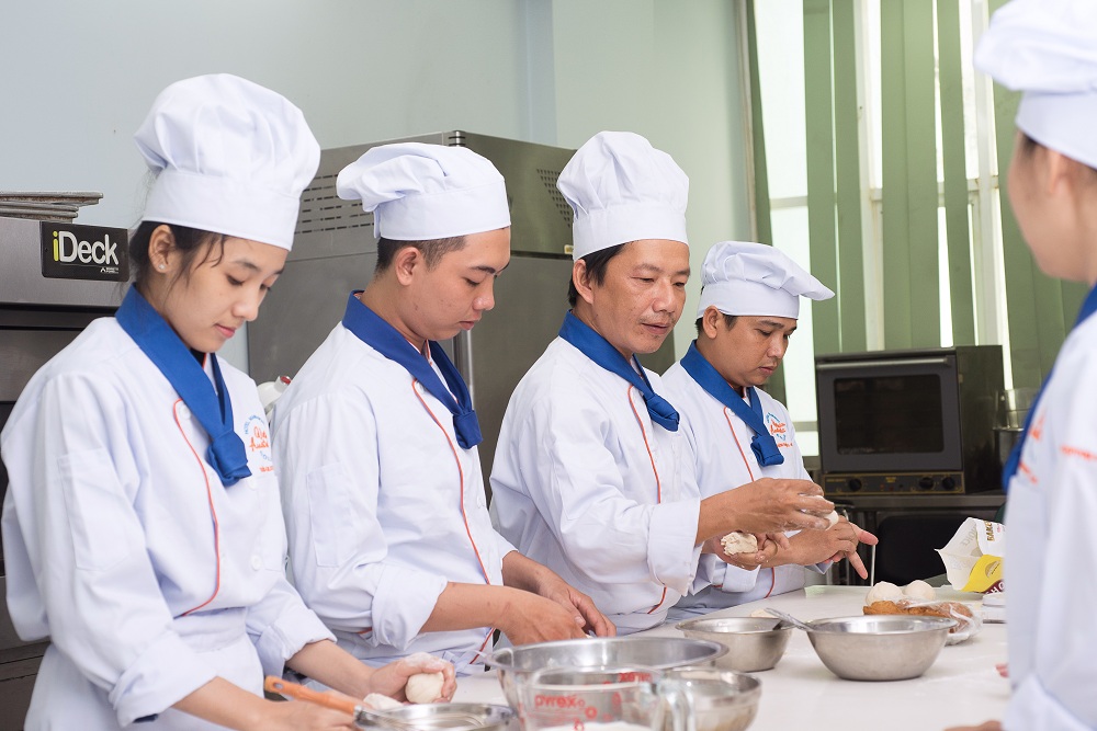 Giờ thực hành lớp học làm bánh mì 