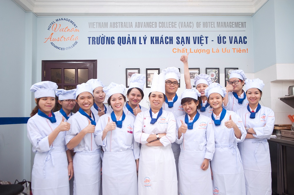 Giờ thực hành lớp học làm bánh âu 