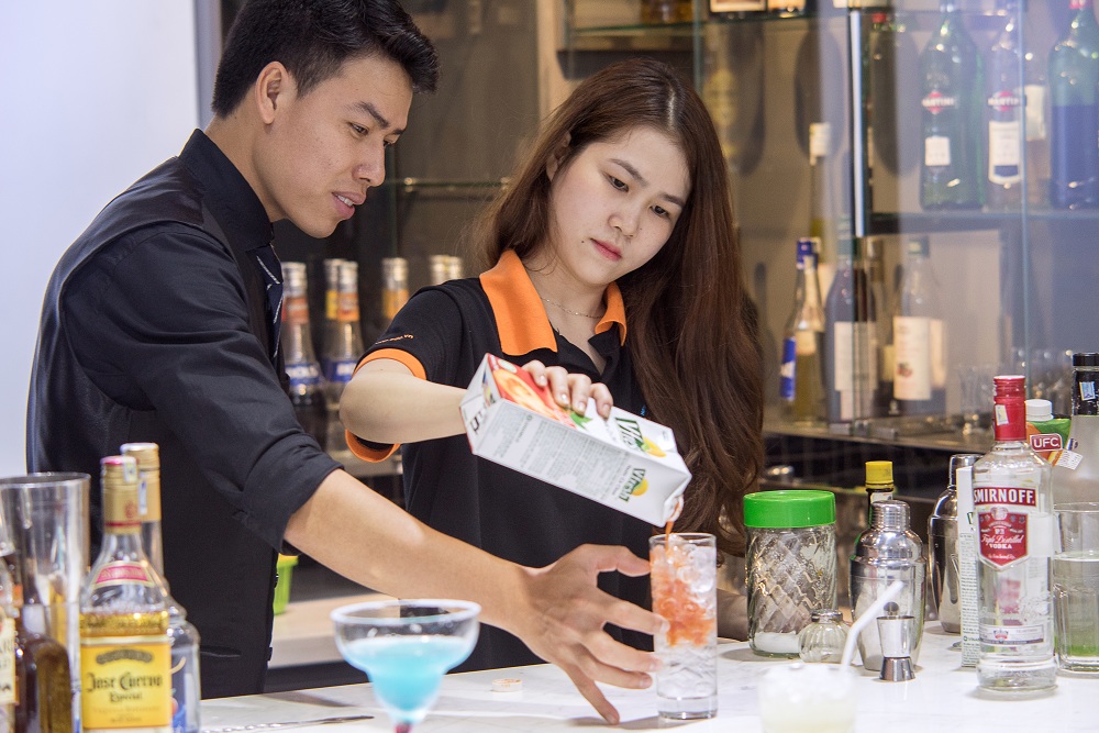 Giờ thực hành pha chế rượu 