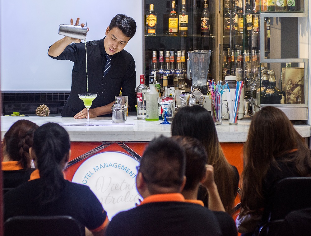 Giờ thực hành pha chế rượu 