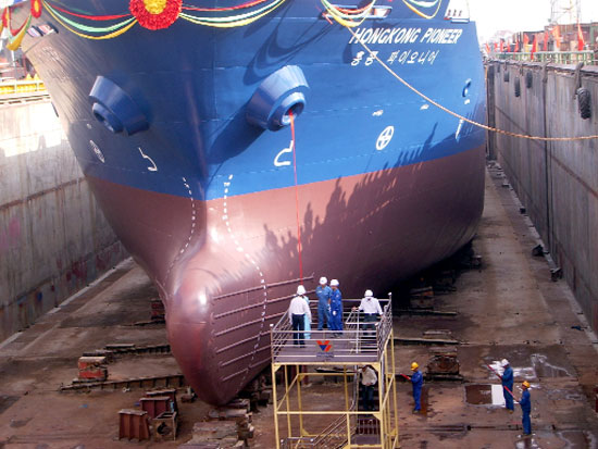 Nhóm kỹ sư và công nhân khảo sát một tàu đã được đóng hoàn thành